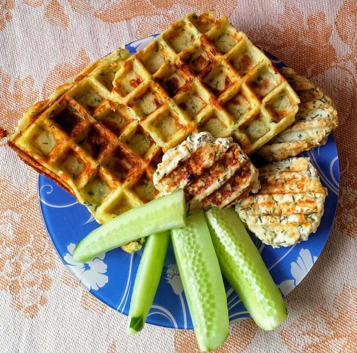 Вафли из сырого картофеля в вафельнице. Картофельные венские вафли в электровафельнице. бельгийские вафли из картофеля. картофельные вафли в вафельнице. сырные вафли с зеленью.