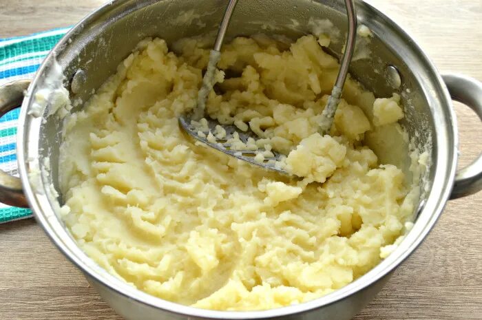 Простой рецепт вкусного пюре. Приготовление пюре. толочь пюре. приготовление картофельного пюре. картошка толченка.