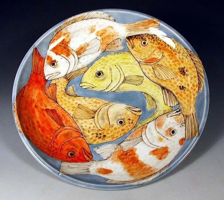 Тарелка рыбка. Керамические тарклки с декоративнымирыбами. Декоративные тарелки рыбки. Роспись керамических тарелок. Живопись на керамике.