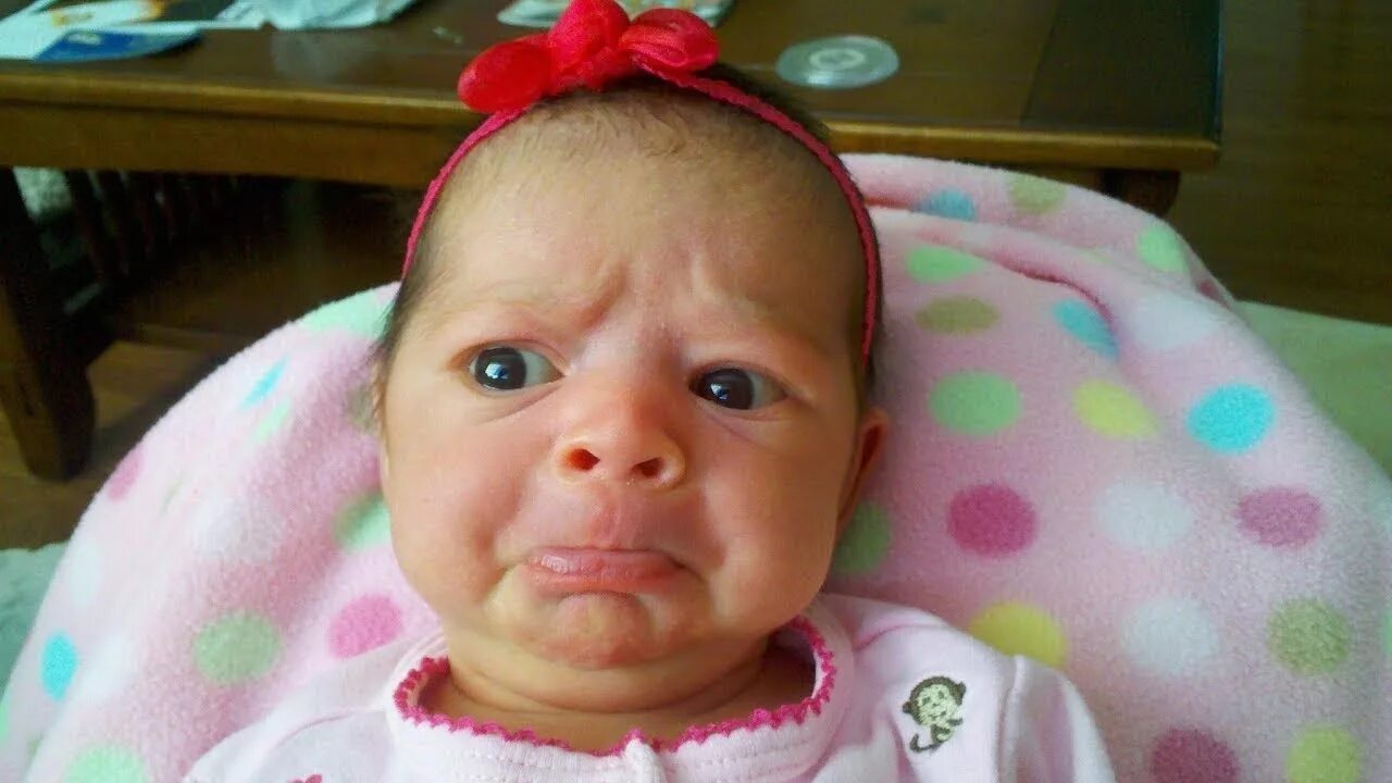 Плачущий ребенок. Суровый взгляд ребенка. Смешной мальчик. Малыш плачет. Смешные дети.