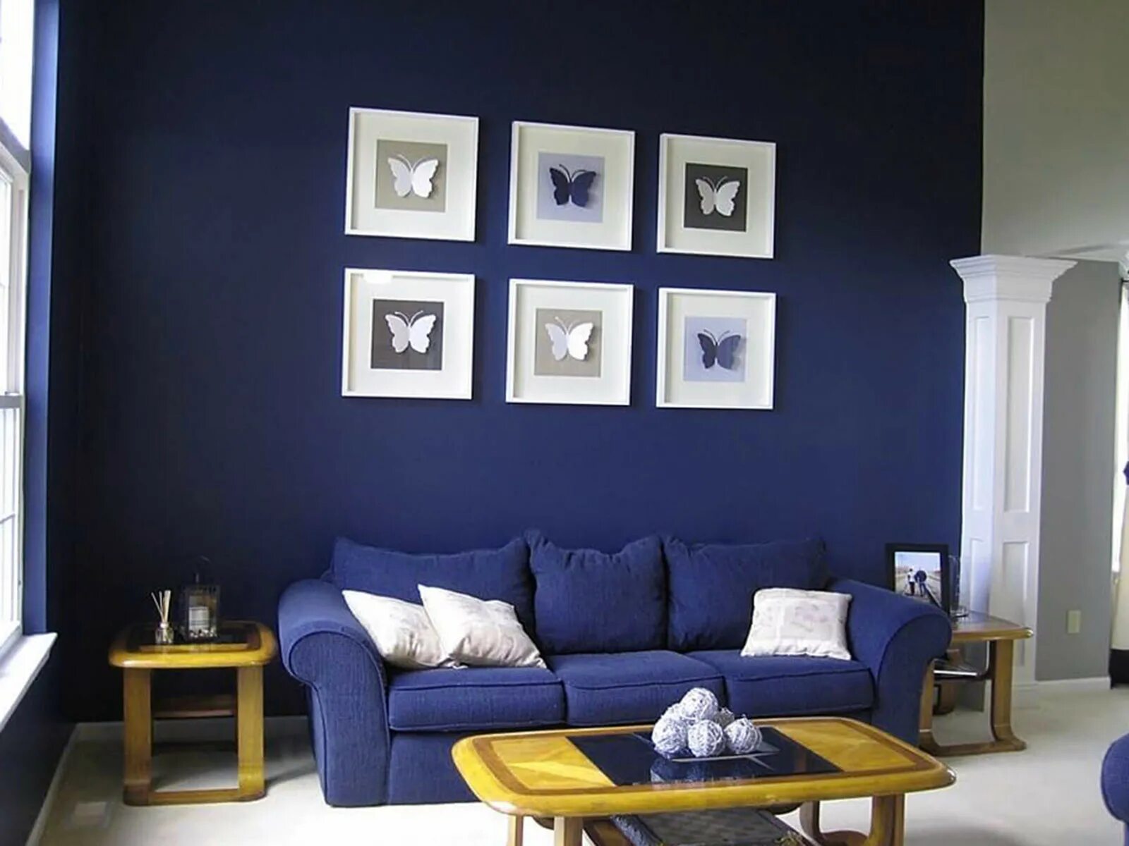Синий диван в интерьере. Темно синие стены. Синий диван и синяя стена. Голубая покраска стен.