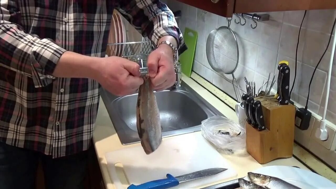 Как почистить селедку без костей. Быстро разделать селедку. быстро очистить селедку от костей. очистить селедку от костей. разделать селедку от костей.