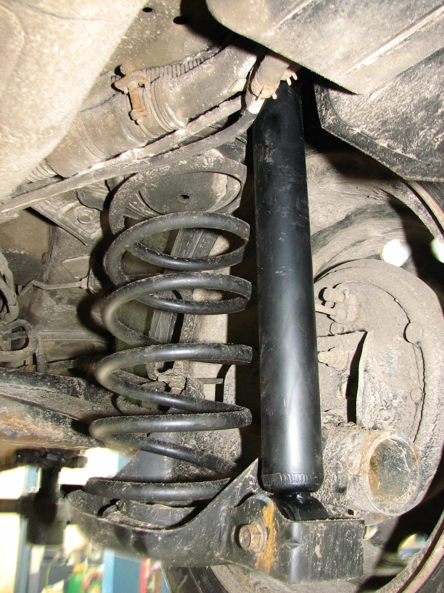 Сломан амортизатор. Пружина амортизатора. Восстановление амортизаторов. Поврежденный амортизатор. Сломанный амортизатор автомобиля.