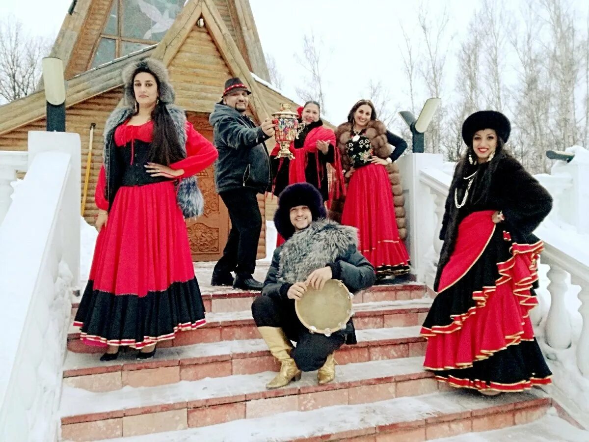 Песня цыганская новый год. Цыгане на Масленице. Цыганский новый год. Цыганские гуляния. Национальный костюм цыган.