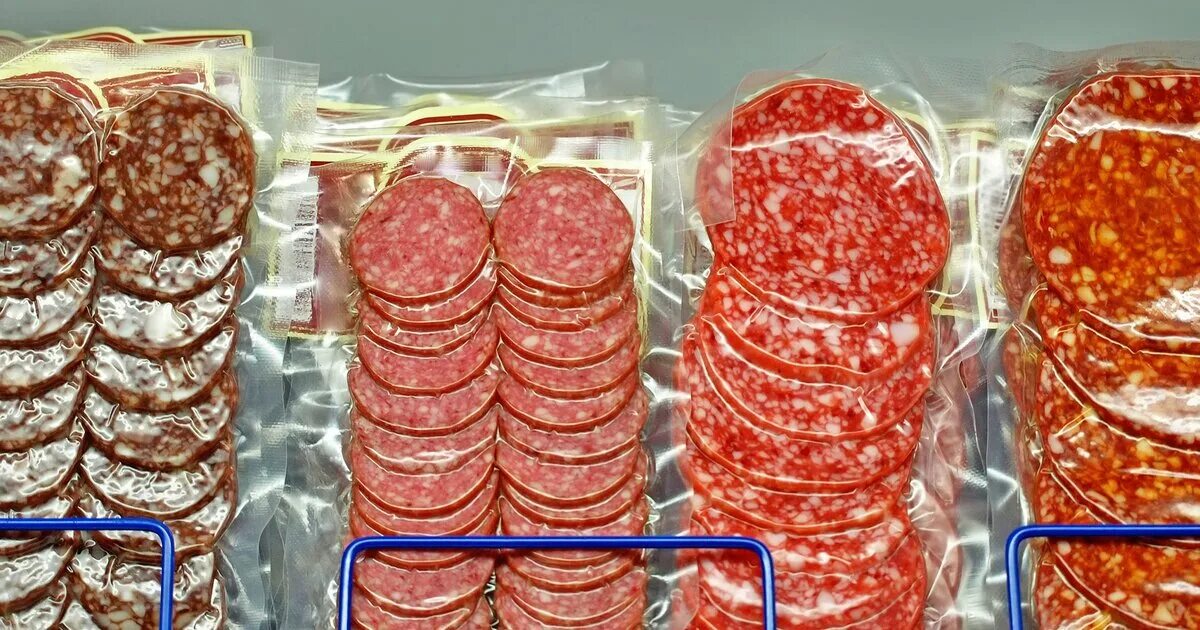 Упаковка копченых колбас. Колбаса в вакуумной упаковке. колбасная нарезка в вакуумной упаковке. сырокопченая колбаса в вакуумной упаковке. нарезанная колбаса в вакуумной упаковке.