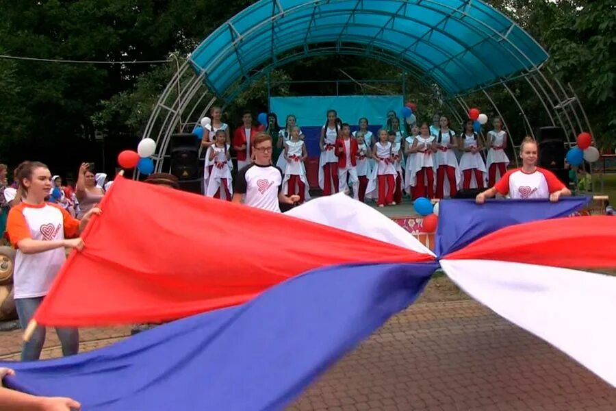 Видео курганинск. 12 Июня праздник. Молодежь Курганинска. Курганинск день молодежи. Развлечения на день России.