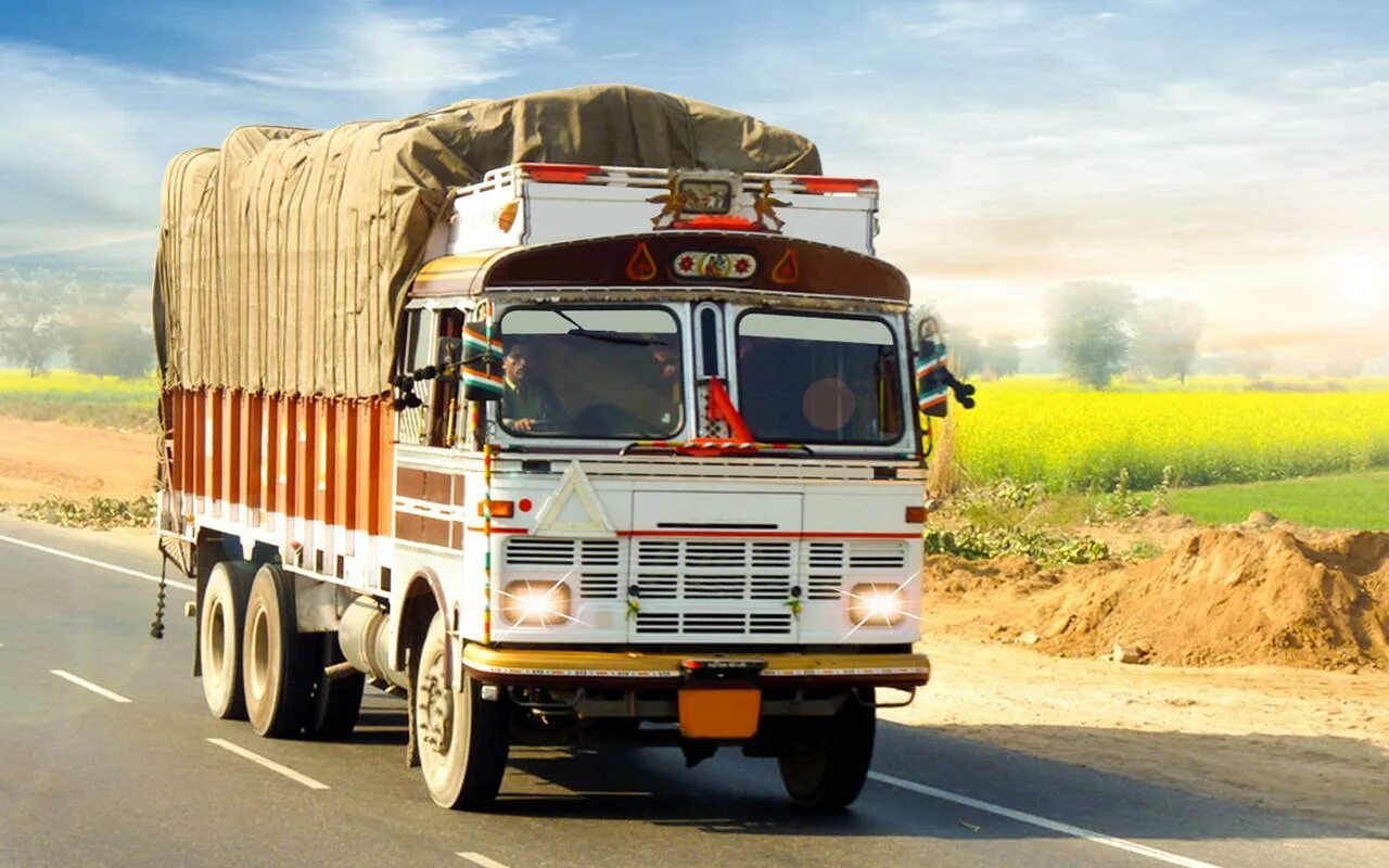 Самосвалы в индии. Грузовики в индии. Тарун спортинг индия он трак. Тарун спортинг индия он трак. Грузовики в индии марка тата.