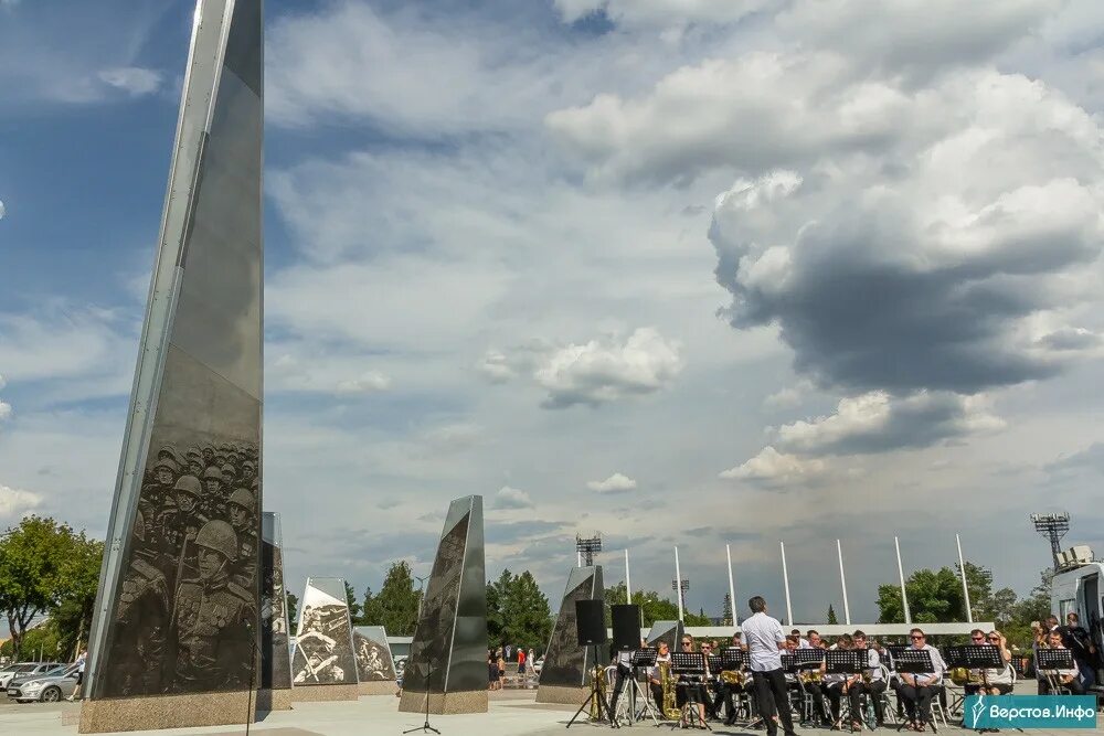 Магнитогорск стеллы в городе. Магнитогорск стеллы в городе. Магнитогорцы говоряттпогоду. Монумент тыл фронту в магнитогорске. Магнитогорск город трудовой доблести и славы 2020.