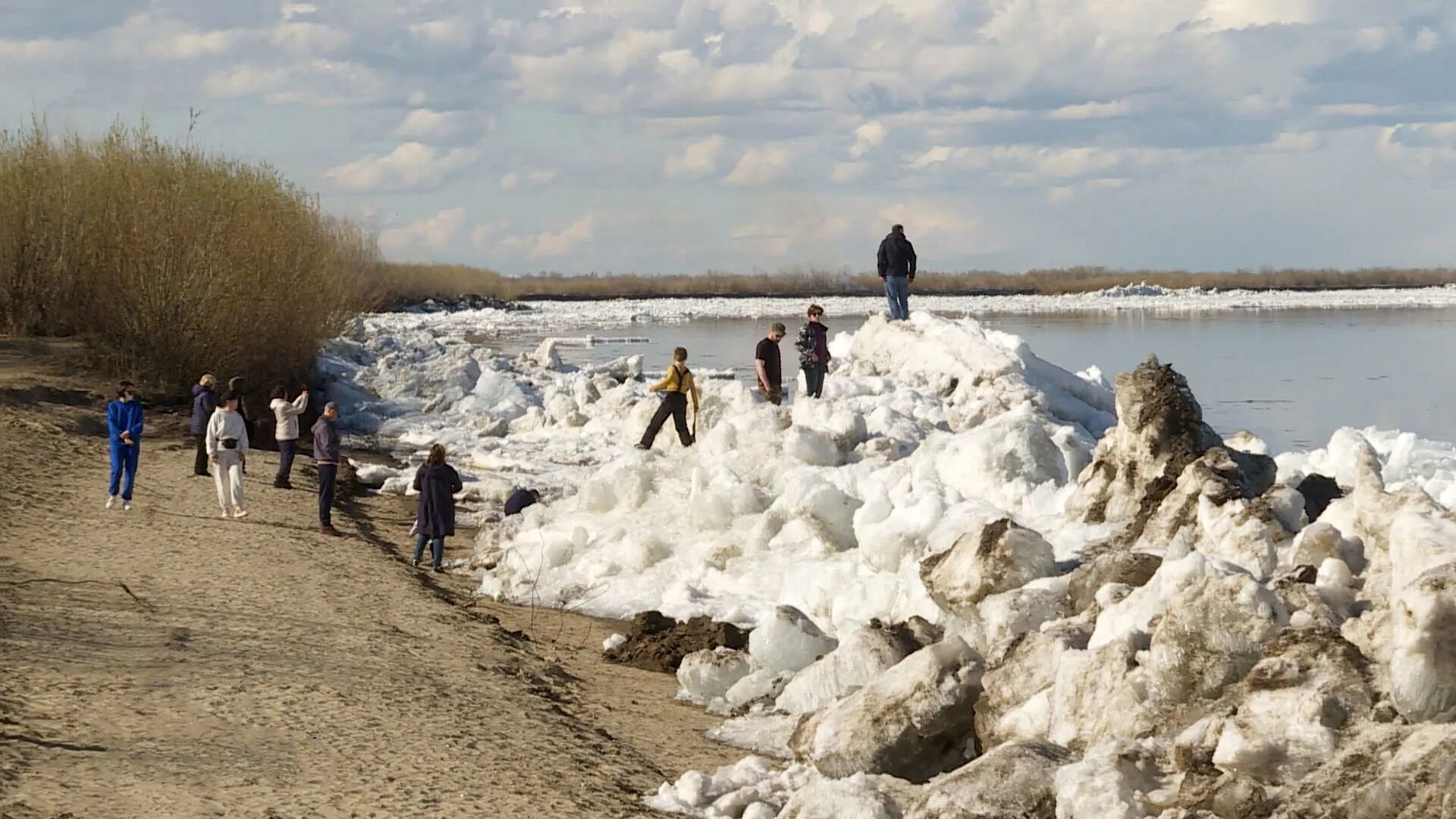 Ледоход в нижнем новгороде 2024. Ледоход Лена. Ледоход Лена 2022. Ледоход на реке Лена. Ледоход Лена Якутск.