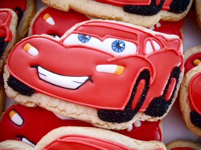 Пряники молния маквин. Имбирные пряники машинки. Cookie car. Пряники в виде машинок. Машина из печенья.