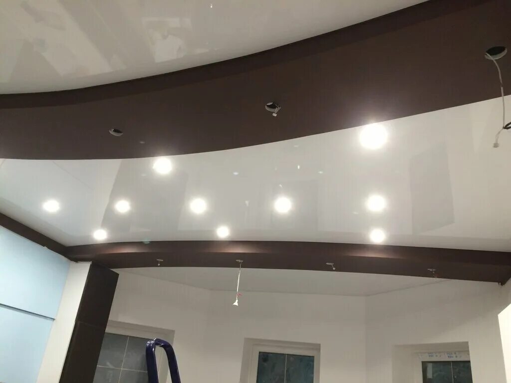 Отличается натяжные потолки. Отличается натяжные потолки. Матовый и сатиновый потолок отличия. Подвесной потолок с натяжным потолком. Натяжной и навесной потолок разница.