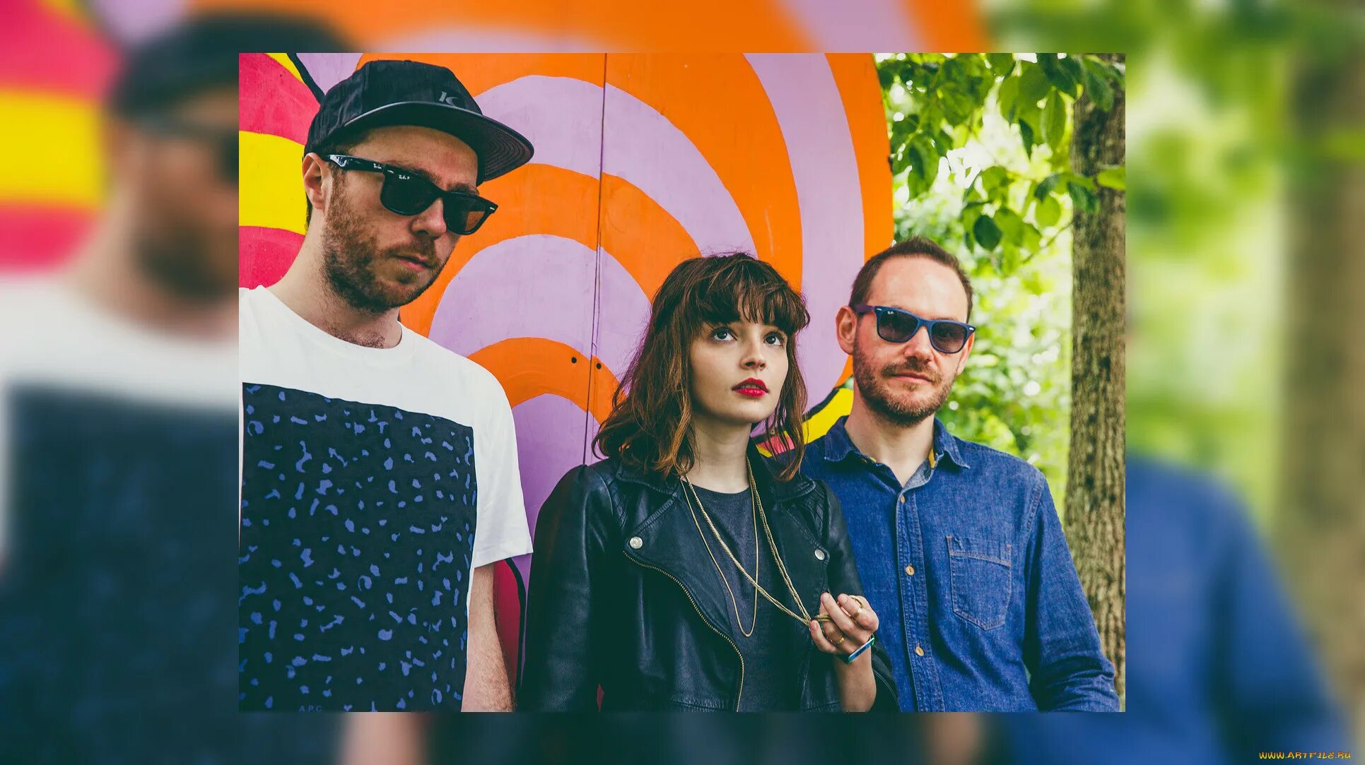 Группа chvrches. Chvrches 2022. Chvrches лорен мэйберри. Музыка chvrches. Группа chvrches.