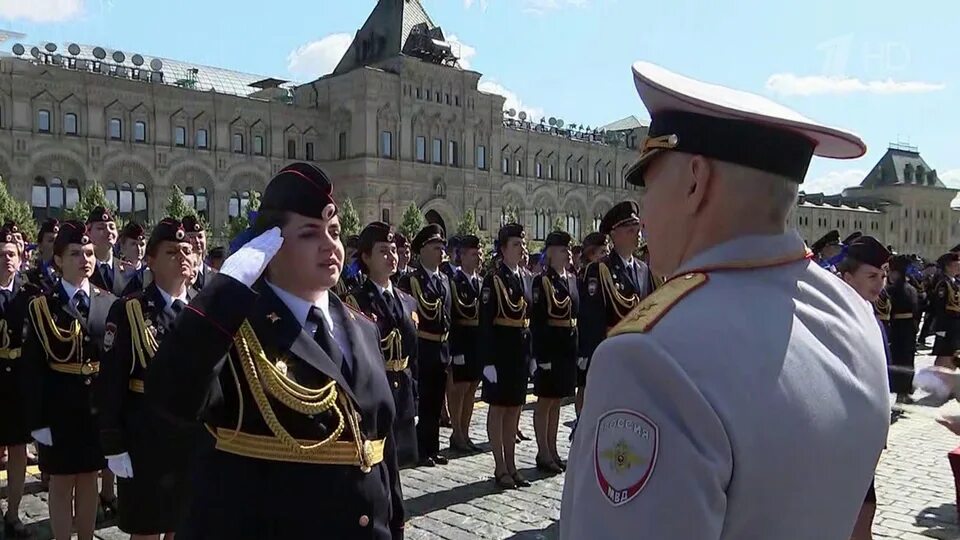 Вручение дипломов на красной площади 2024. Вручение красных дипломов мгу. Мгу вручение дипломов 2022 фото. Вручение дипломов на красной площади. Выпуск кикотя на красной площади 2022.