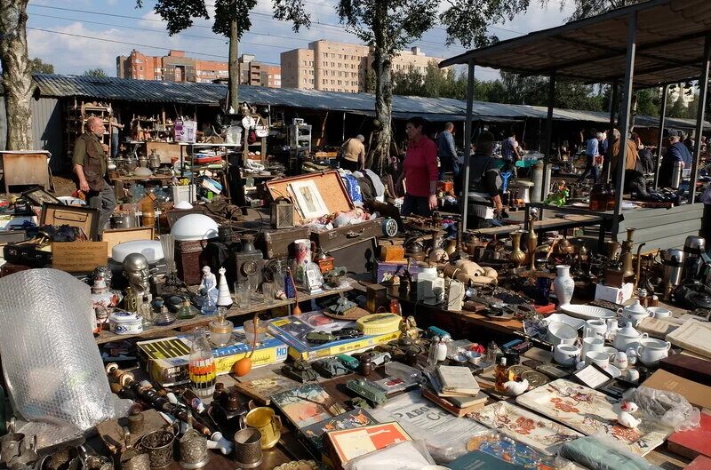 Уделка спб. Удельный рынок в санкт-петербурге. Питер уделка блошиный рынок. Метро удельная спб блошиный рынок. Блошиный рынок в санкт-петербурге на удельной.