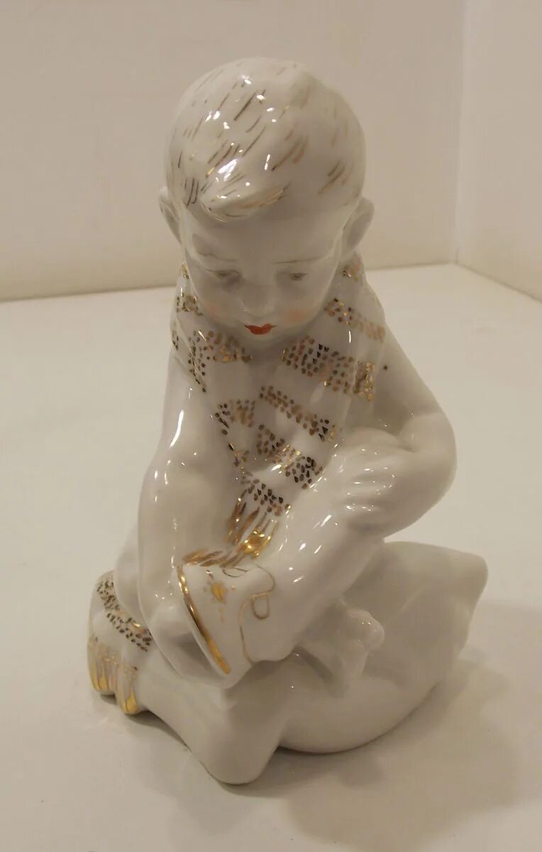 Статуэтка песочное. Советский фарфор мужичок с ноготок. Фарфоровая фигурка мужичок с ноготок. Первомайский фарфоровый завод - песочное (песочное). Первомайский фарфоровый завод первомайский фарфор.