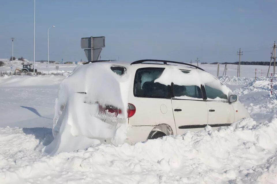 Уборка двора от снега. Ураган хавьер в белоруссии 2013. Зима весной. Хавьер минск. Хавьер в беларуси.