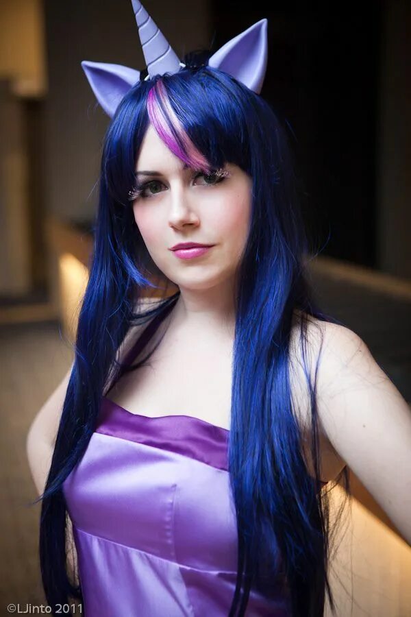 Косплей искорки. Twilight sparkle косплей. твайлайт спаркл девушка косплей. млп косплей. сумеречная искорка косплей.