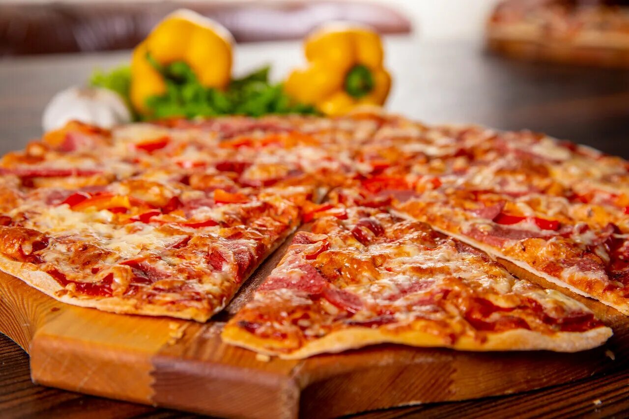 Наслаждение пиццей. Пицца по бостонски. Пиццерия. Итальянская пицца. Красивая пицца.