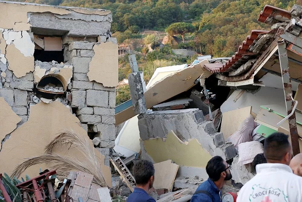 Землетрясение в гори. Землетрясение в Неаполе в 1980. Землетрясение в Италии 2017. Стихийные бедствия в Италии. Неаполь Италия землетрясения.