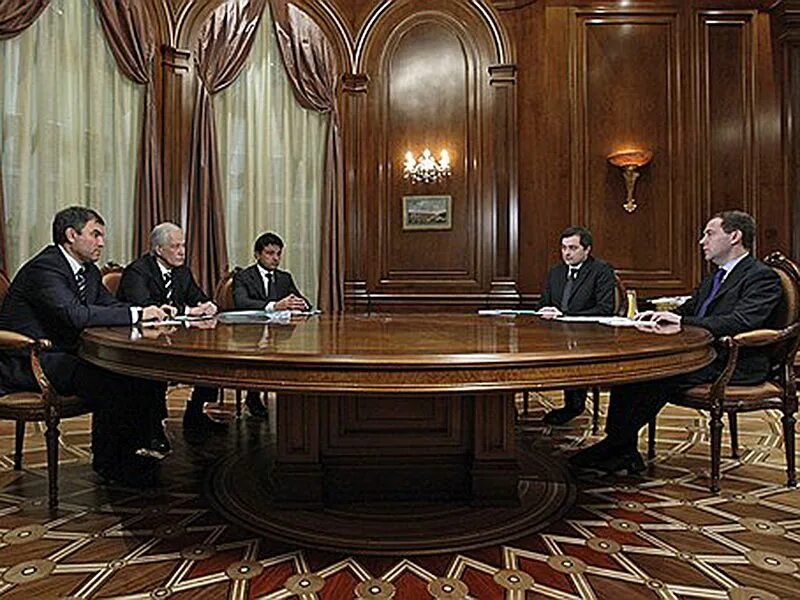 Медведев: "Дергаться" не стоит, все равно всех уволят
