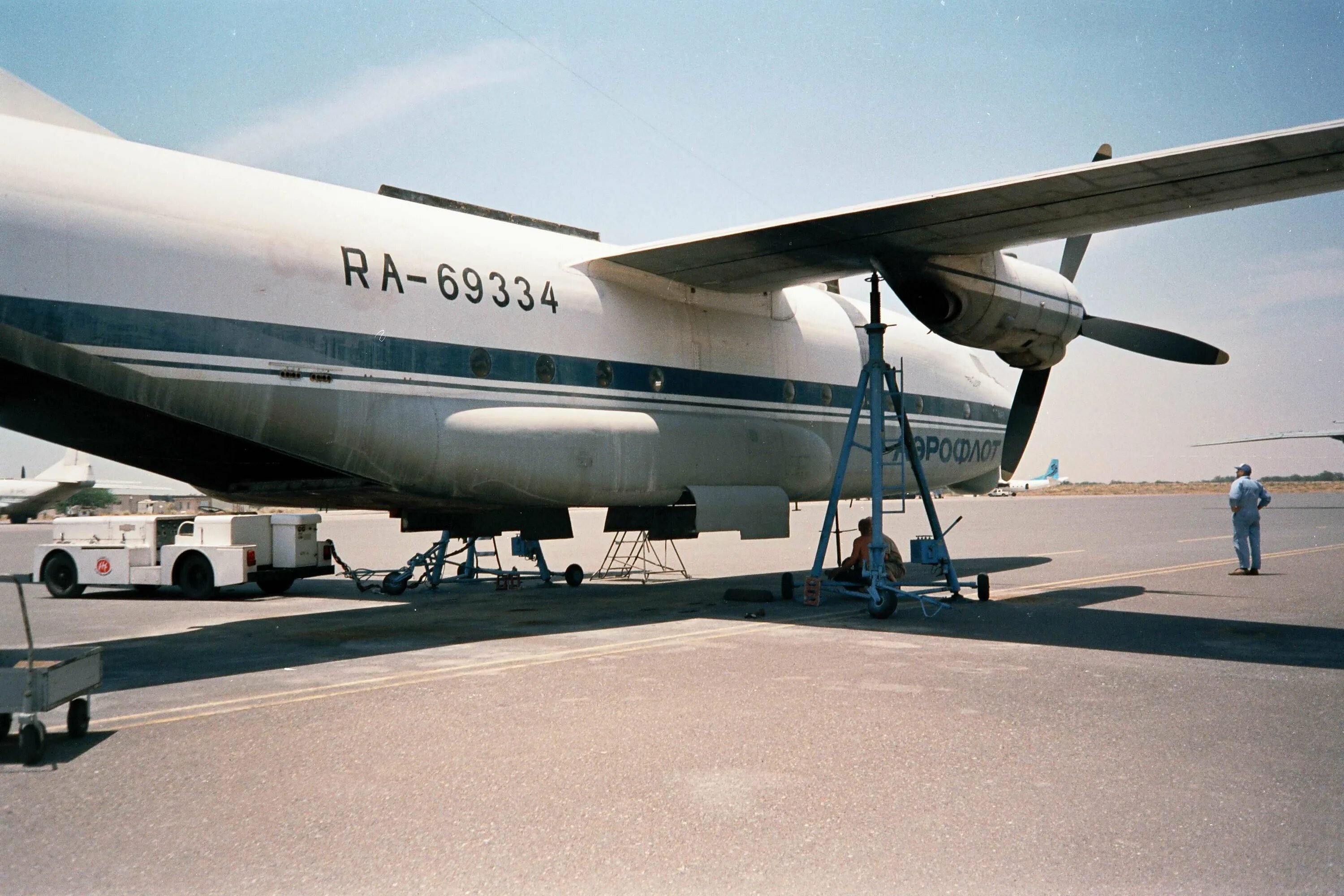 АН-8 военно-транспортный самолёт военно-транспортные самолёты. АН 8. Транспортный самолет АН 8. Шасси АН-8.