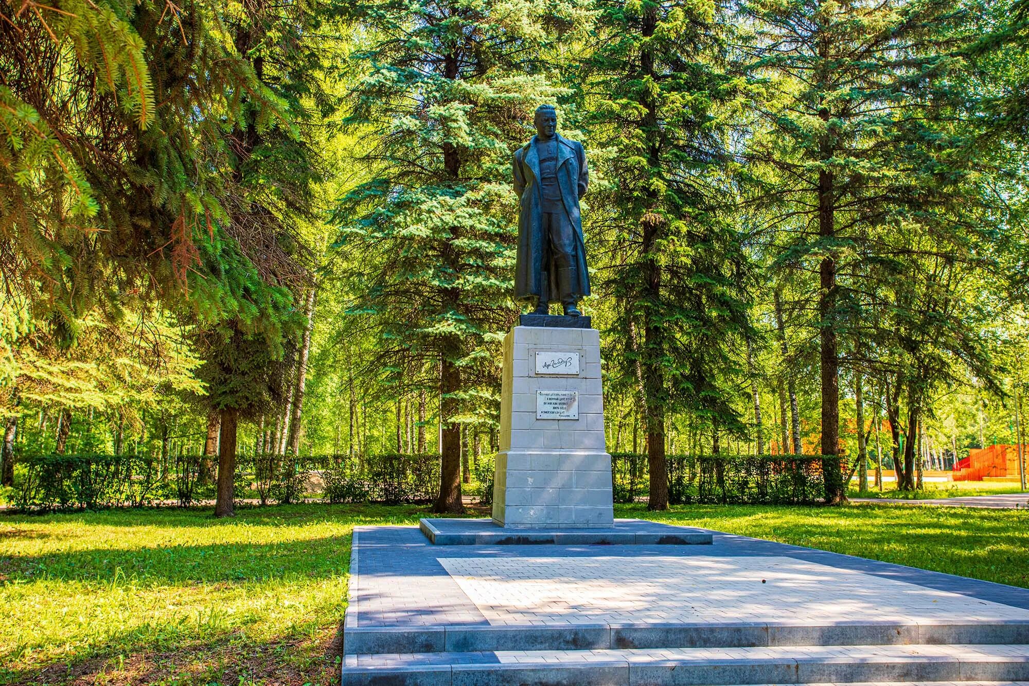 Парк Гайдара Арзамас памятник. Памятник Гайдару в Арзамасе в парке. Памятник Аркадию Гайдару в Арзамасе. Парк гайдара арзамас