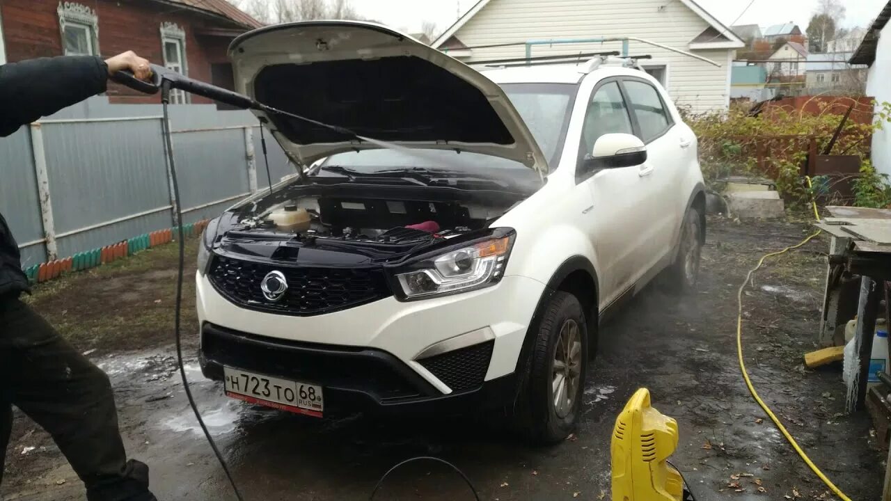 Шумоизоляция SSANGYONG Actyon New. Защита радиатора SSANGYONG Actyon New. 4 Ролик ССАНГЕНГ Актион нев. SSANGYONG Actyon 2013 с открытым капотом.