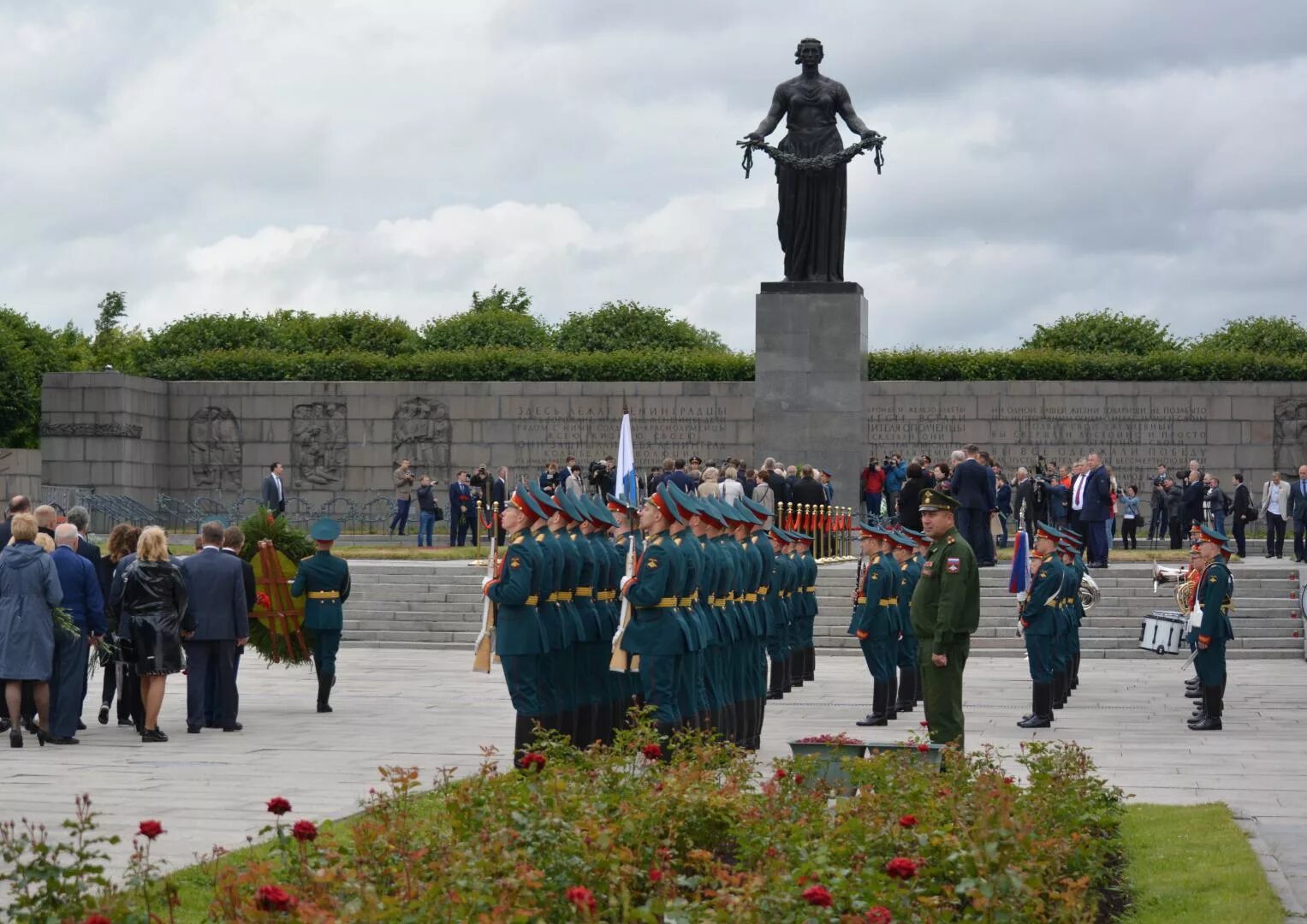 Похороненных на пискаревском. Пискарёвское мемориальное кладбище. Мемориал на Пискаревском кладбище. Мемориальный комплекс на Пискаревском кладбище в с-Петербурге. Вечный огонь в Санкт-Петербурге на Пискаревском кладбище.