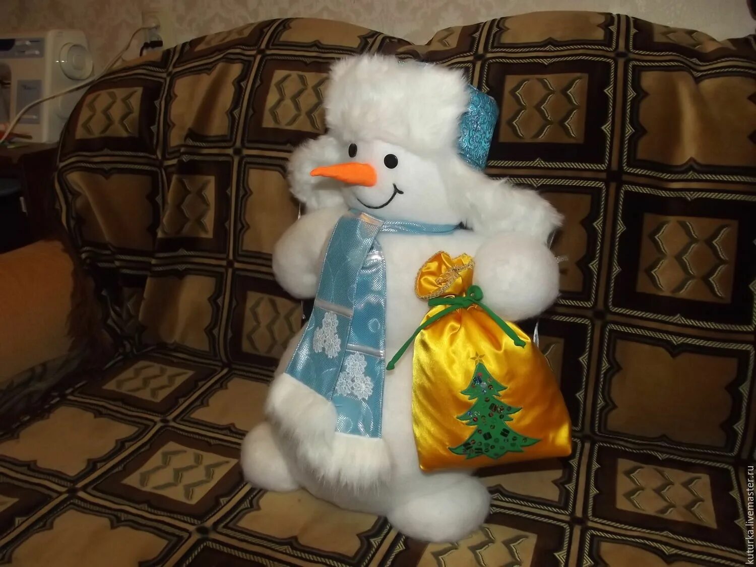 Снеговик из синтепона. Новогодние поделки из синтепона. Снеговики из синтепона большие. Новогодние поделки из синтепона. Поделки из синтепона на новый год.