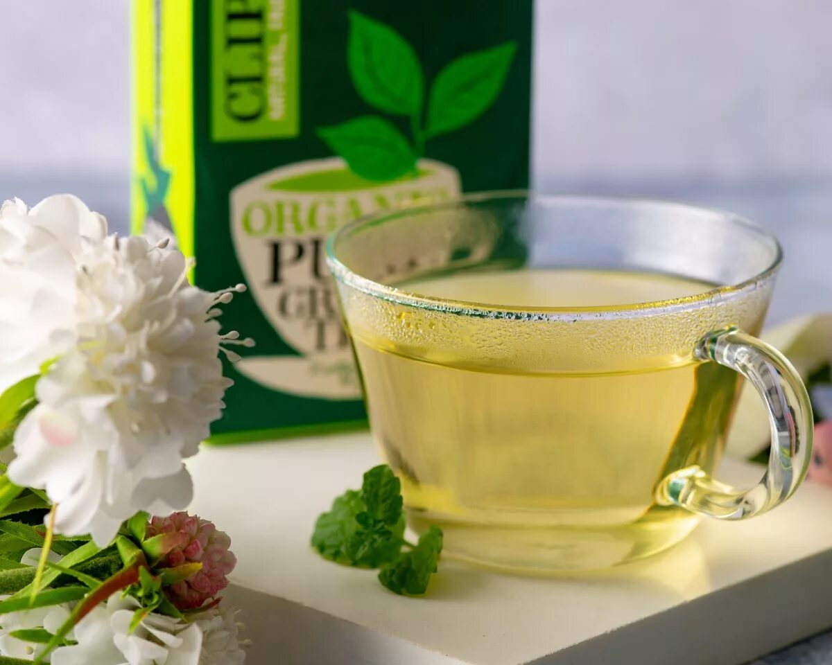 Зеленый чай отзывы врачей. Греен чай. Best Tea зеленый чай. Зеленый чай цветение. Капли зеленого чая.