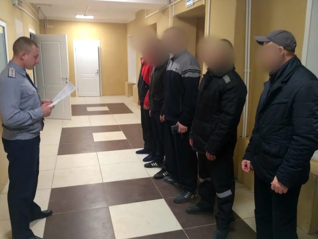 Осуждено 50. Приговор. Судьи нижнего тагила. Зечки идут строем в сизо. Суд решетка.