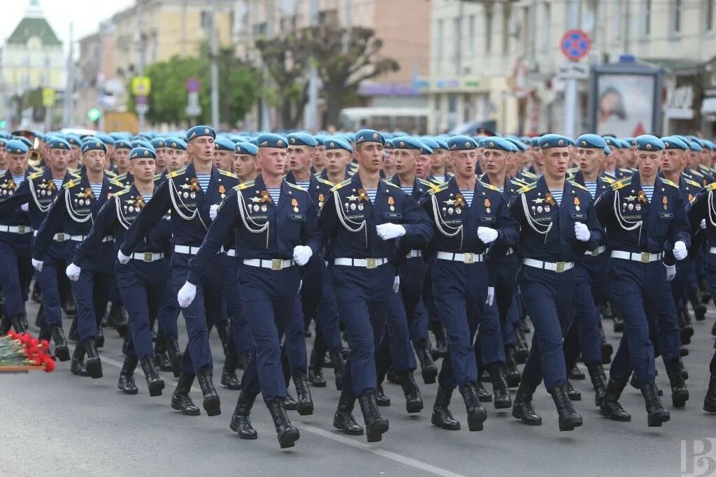 Задание на параде. Курсанты Рязанского училища ВДВ. ВДВ на параде. Десантники на параде. ВДВ на параде Победы.