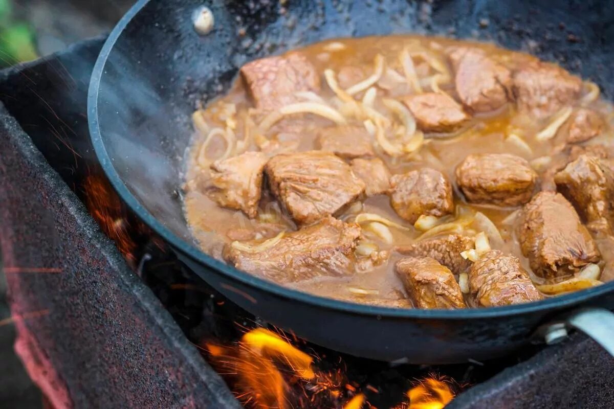 Свинина с овощами на костре. Блюда в казане на костре. Мясо в казане. Мясные блюда в казане на костре. Блюда в чугуне на костре.