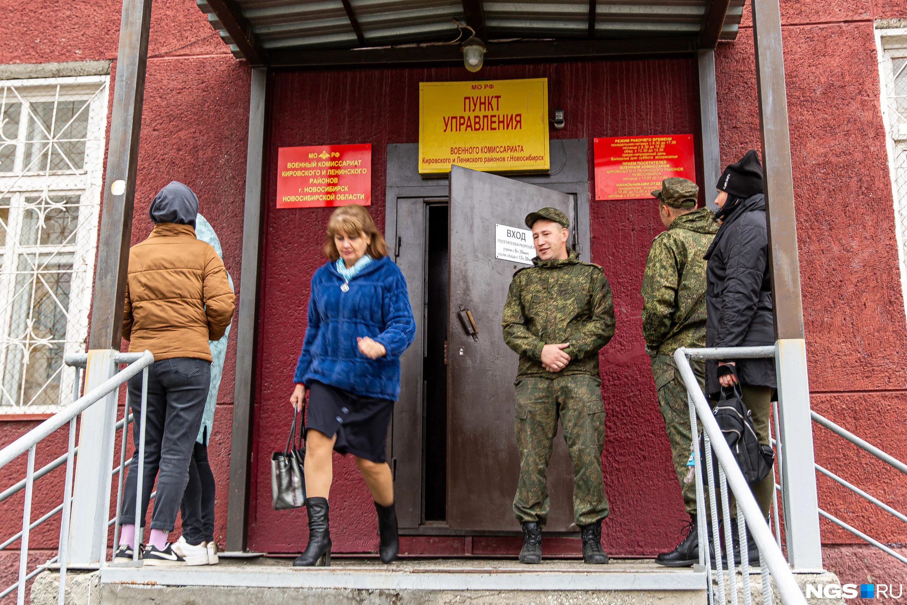 Военный комиссариат суворов. Весенний призыв в военкомате. Военный комиссариат. Женщины в военном комиссариате. Военкомат фото.