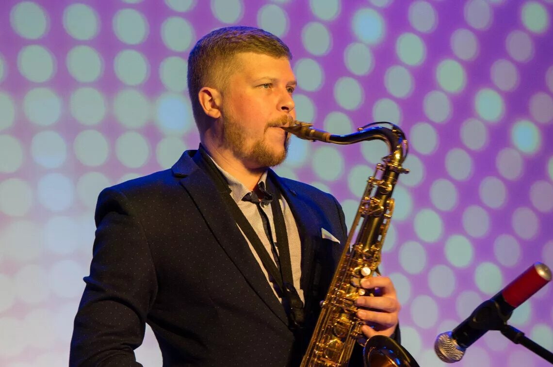 луи армстронг музыкальный инструмент. джон гиллеспи. джон "диззи" гиллеспи. современные джазовые исполнители. современные джазовые исполнители.