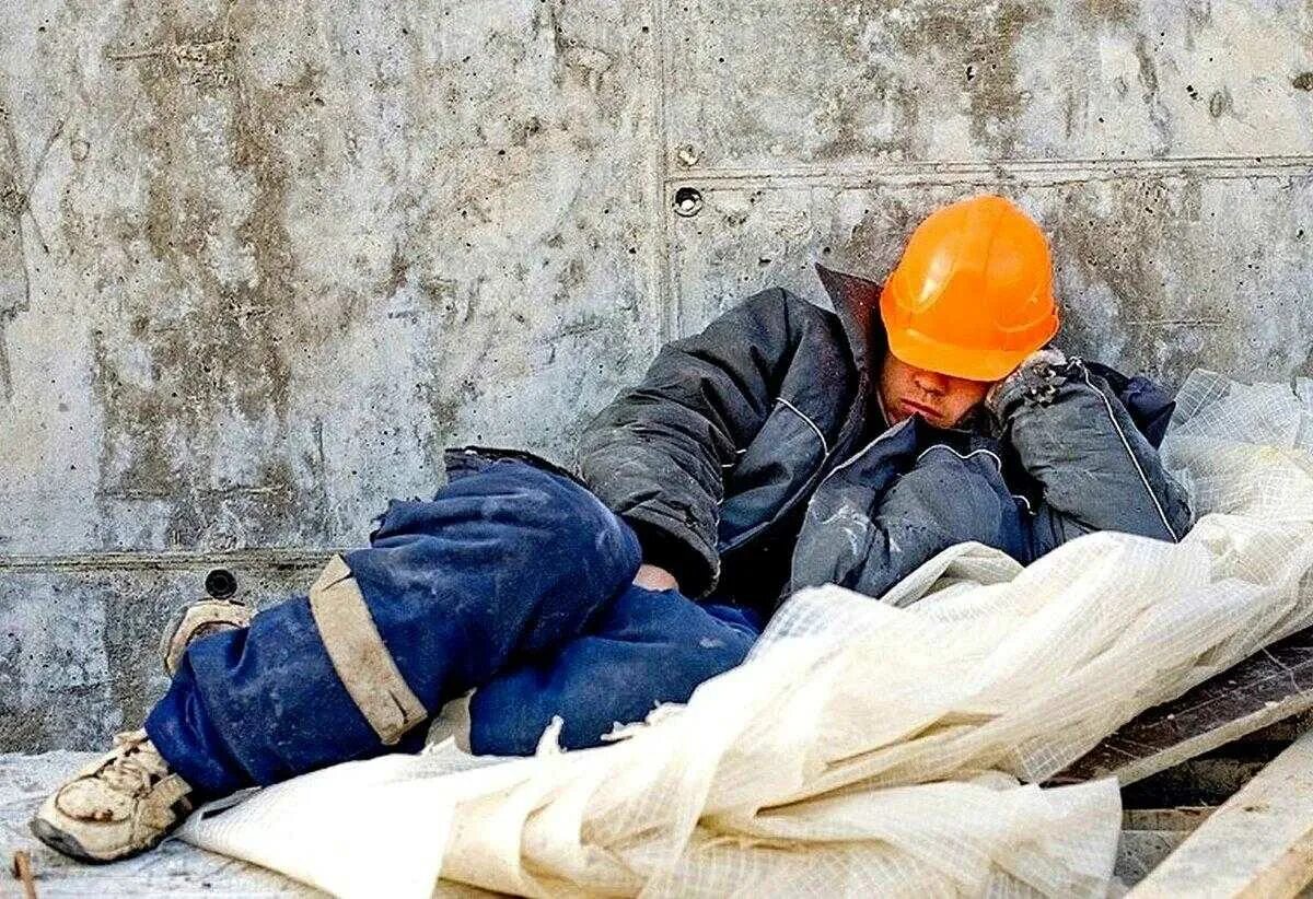 Рабочий засыпать