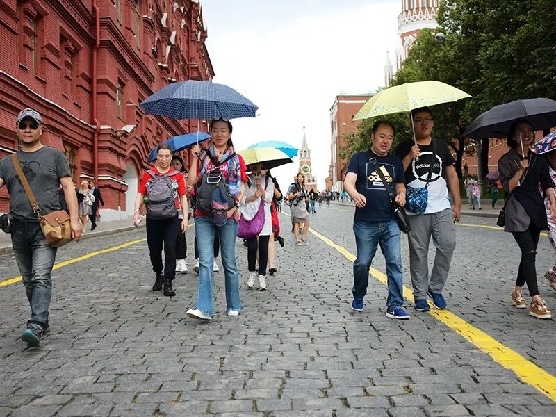 Tourist area. Туристы в Москве. Туристы на красной площади. Китайские туристы. Туристы из Китая в Москве.