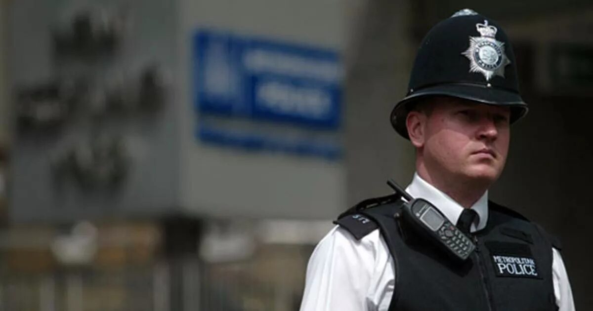 Инспектор из скотланд ярда 8. Скотланд ярд Лондон. Скотланд ярд полиция. Джекобсон ярд Лондон. Полиция Лондон Скотланд.