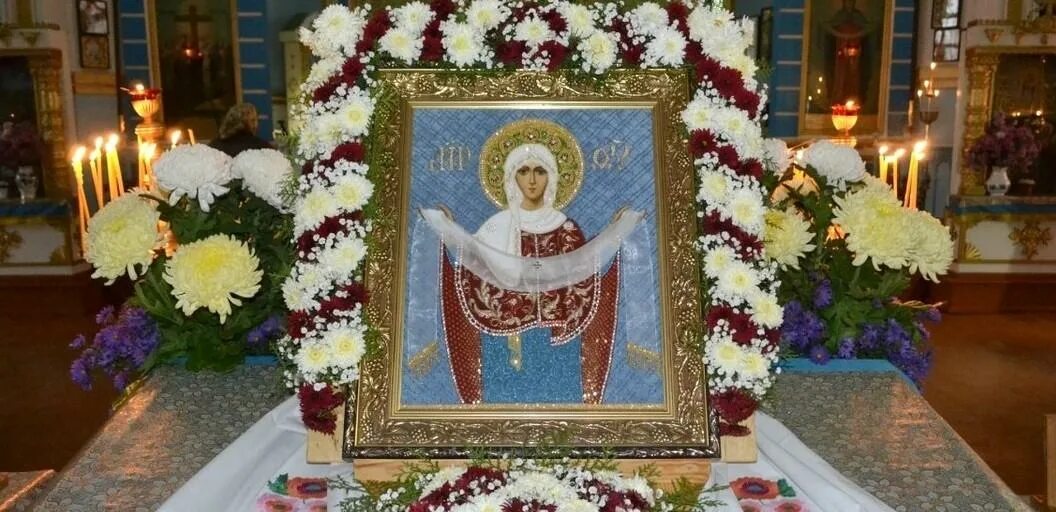 храмовая флористика покров богородицы. покров украшение храма. покров богородицы икона на аналое. украшение храма на покров пресвятой богородицы. покров украшение храма.