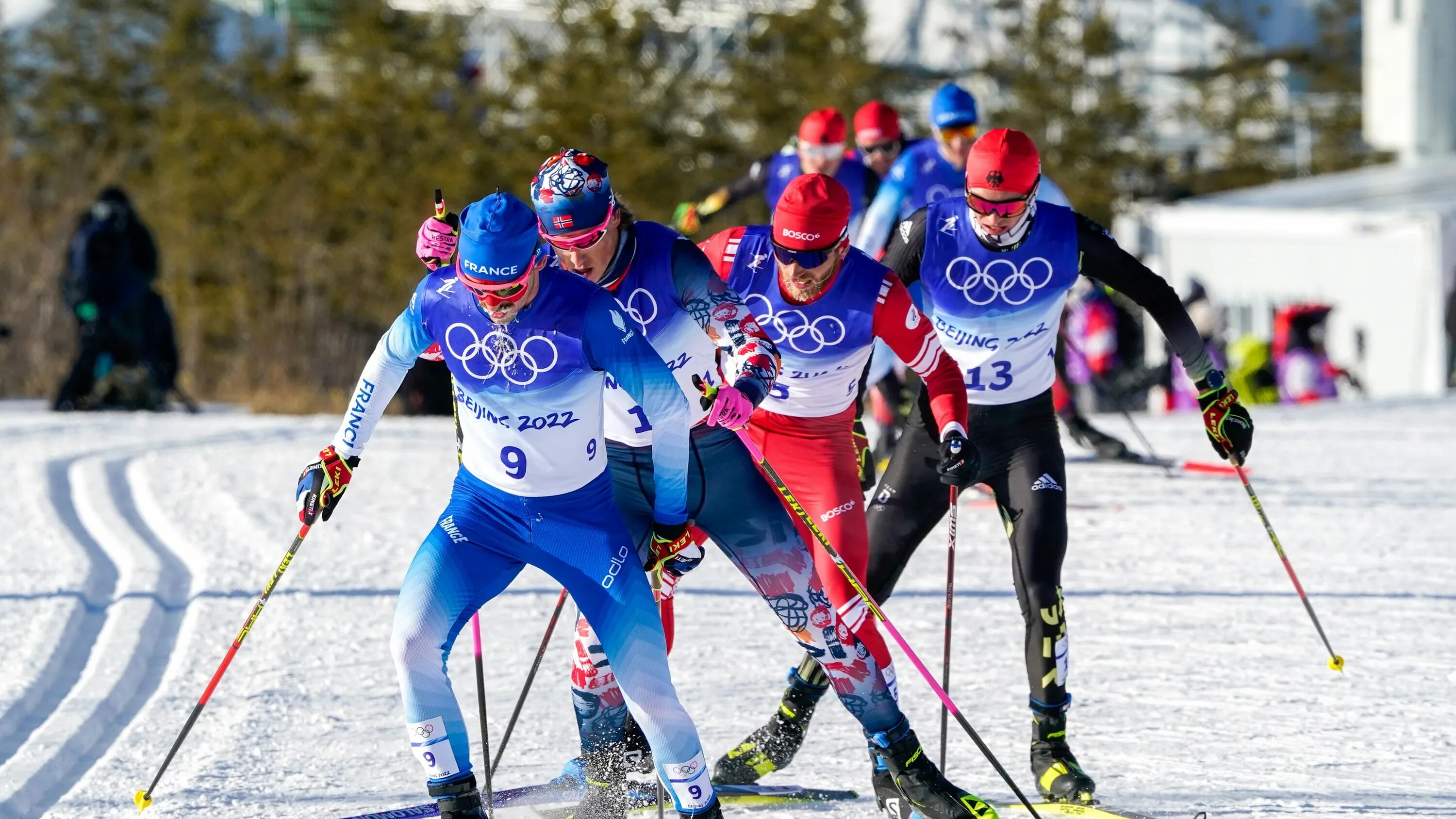 Видео скиатлона сегодня мужчины. Лыжные гонки. Лыжные гонки Олимпийские игры. Лыжники скиатлон. Скиатлон смена лыж.