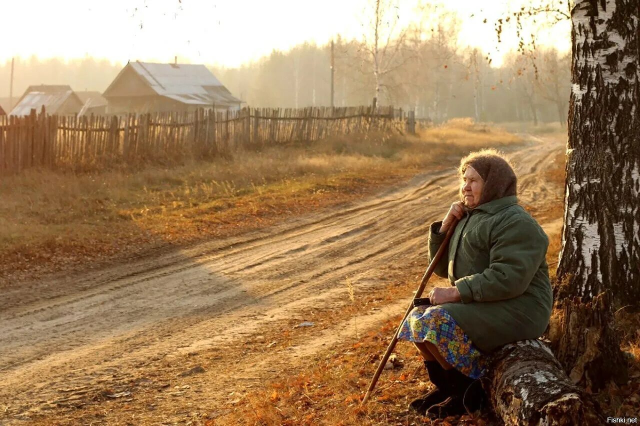 Мамки не ожидали. Русская деревня. Бабушка деревня осень. Бабушка в деревне. Деревенские люди.