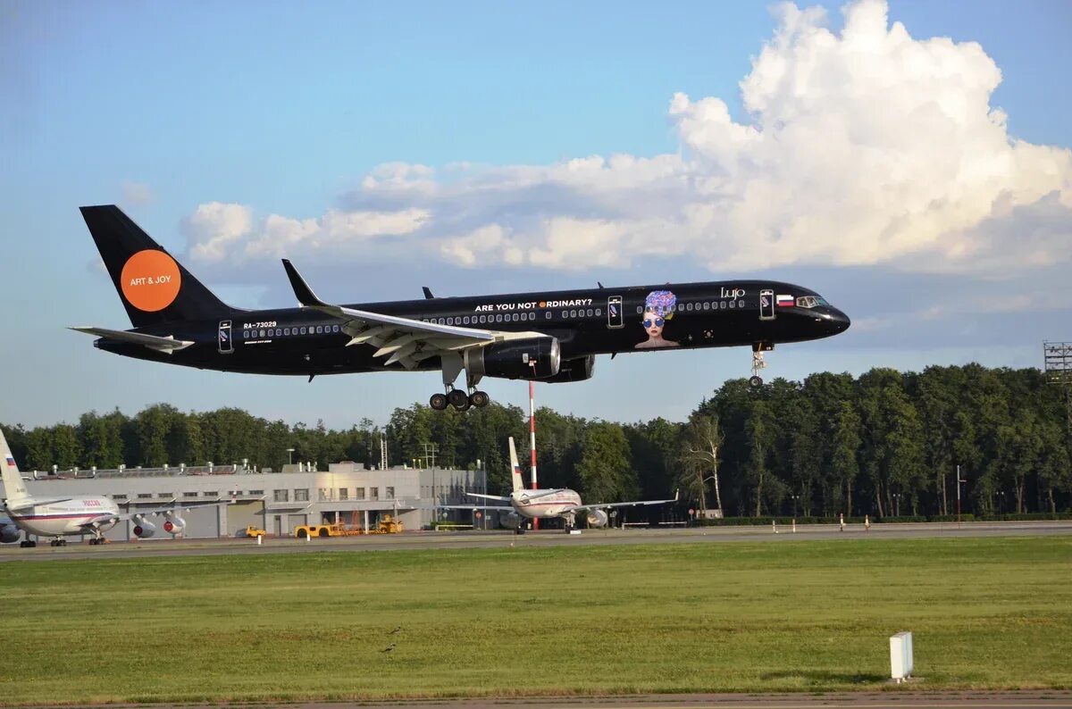 Джет эйр. Блэк Джет самолёт. Азур Эйр Black Jet. Boeing 757-200 Black Jet. Azur Air черный самолет.