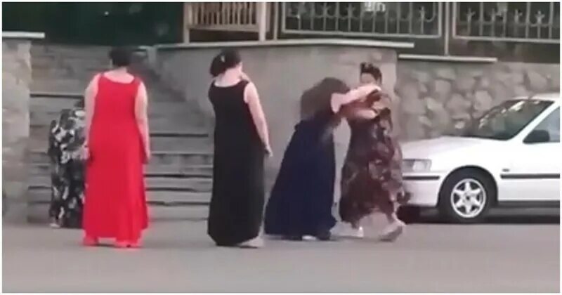 Девочка цыганка предсказывает бандитам