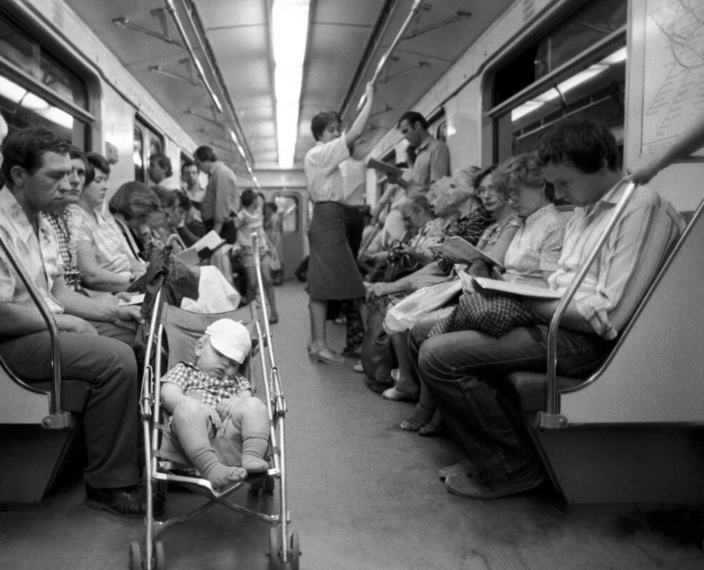 Сколько пассажиров в метро. СССР 1986 метро. Московское метро 1986. Советские люди в метро. Вагон метро с пассажирами.