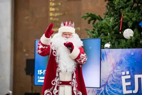 Дед мороз зажигает елку