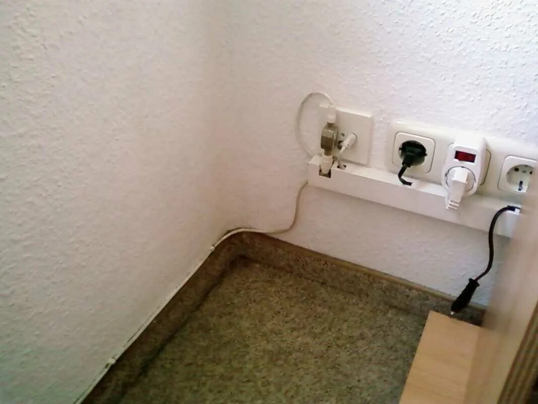 Кабель канал в квартире. Кабель канал на стене. Кабель канал с розетками. Прокладка интернет кабеля в квартире. Розетки в коридоре.