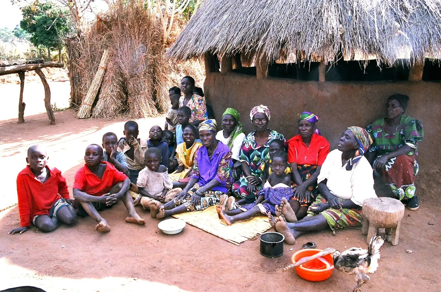 Village group. Семья африканцев. Большая Африканская семья. Многодетная семья в Африке. Большие семьи в Африке.