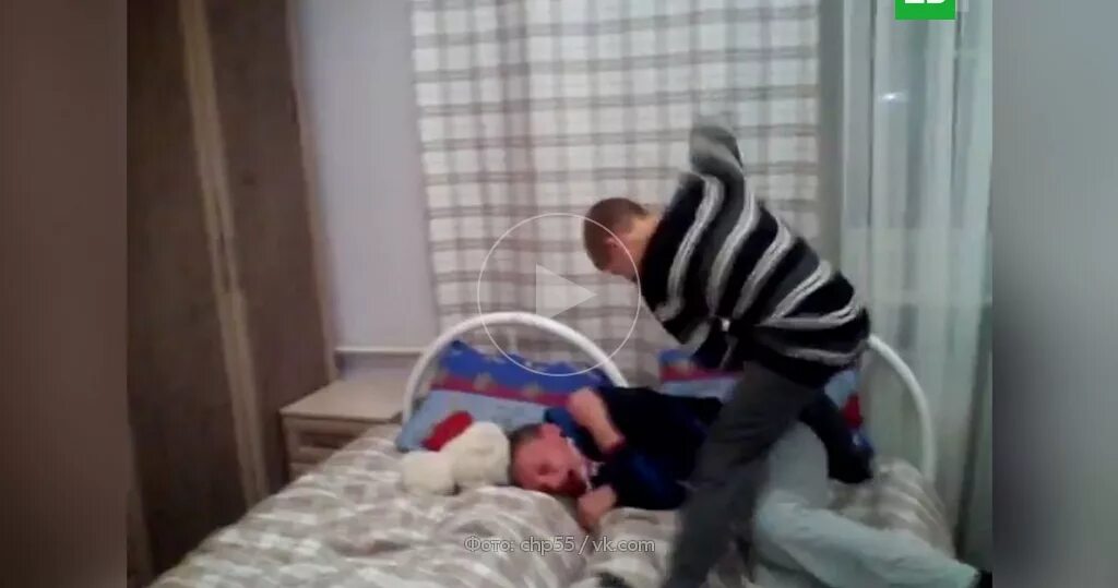 Старший брат избивает младшего. Старший брат избивает младшего. Старший брат бьет младшего брата. Младший брат влада а4. Сестра связала брата скотчем.