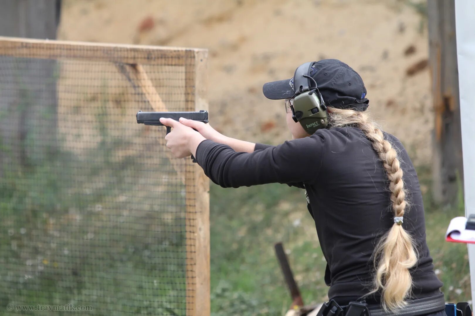 стрельба. стрельба в тире. тир выстрел в москве. оружие для перестрелки. практическая стрельба пистолет пневматика.