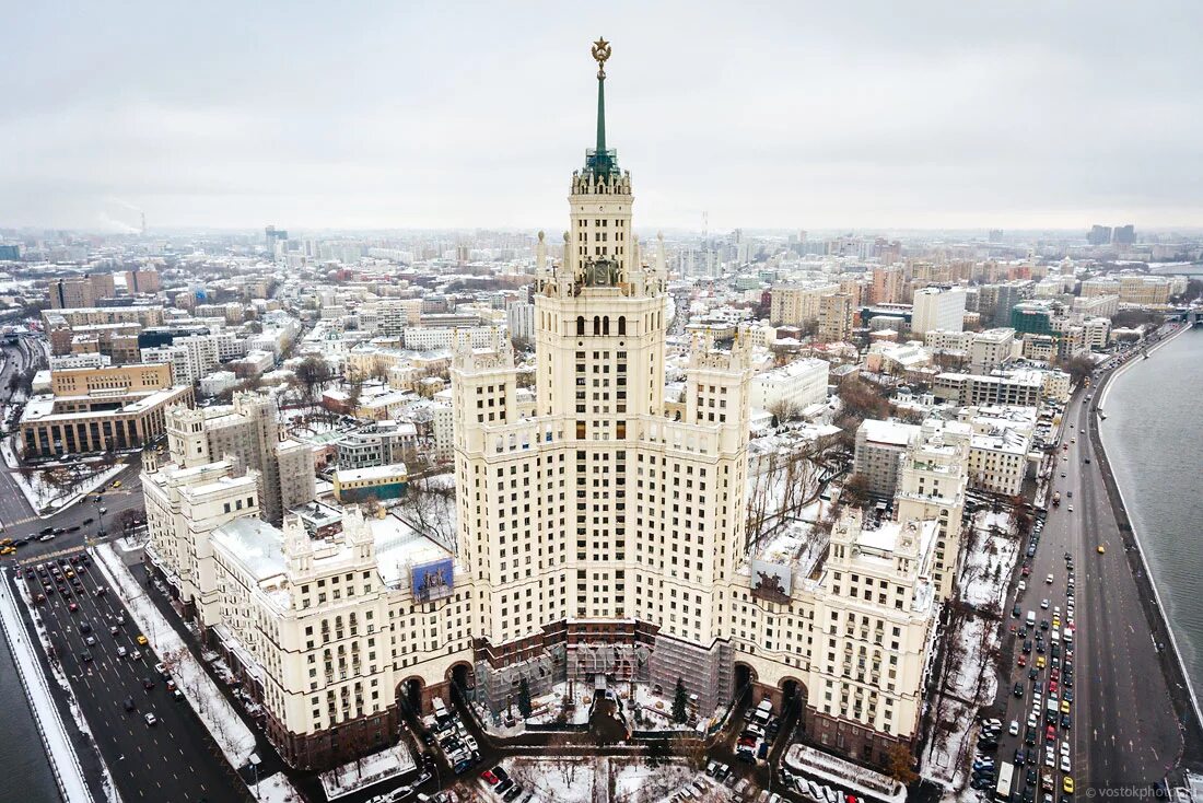 Здания сталинских высоток в москве. Москва высотка на Котельнической набережной. Сталинская высотка на Котельнической. Сталинские высотки дом на Котельнической набережной. Высотка сталинка на Котельнической набережной.